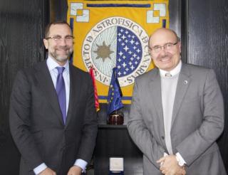 The US ambassador to Spain, James Costos, with the director of the IAC, Rafael Rebolo, during his visit to the IAC headquarters in La Laguna. Credits: Luis Chinarro (IAC). The US ambassador to Spain, James Costos, with the director of the IAC, Rafael Rebolo, during his visit to the IAC headquarters in La Laguna. Credits: Luis Chinarro (IAC).