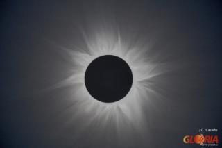 Corona solar observada desde el Outback Australiano (Bob's Lookup, Queensland, Australia) el 14 de noviembre de 2012. Destaca la simetría de la corona debido a que el Sol estaba cerca del máximo de actividad que se produjo a finales del año 2014. La coron 8324
