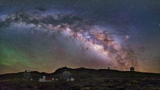 Panorámica nocturna del Observatorio del Roque de los Muchachos, con los telescopios MAGIC a la izquierda. Se muestra parte de la zona donde se prevé instalar los telescopios Cherenkov de CTA. Créditos: Daniel López / IAC. 8361