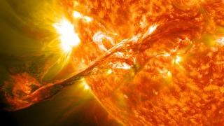 Impresionante eyección de masa coronal del Sol captada en agosto de 2012. Las fulguraciones detectadas en la estrella KIC 5474065, de tipo M4, no difieren mucho de estas, que afectaron a la magnetosfera terrestre, causando auroras boreales tres días más t 7906