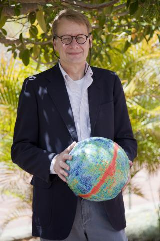 Lyman Page durante su visita al Instituto de Astrofísica de Canarias. En sus manos, un globo que el prof. Page utilizó en el coloquio impartido en el IAC "Measuring the CMB Polarization with the Atacama Cosmology Telescope" y que representa la emisión en 7907