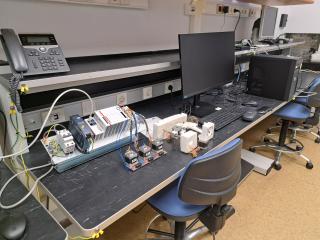 El laboratorio de Mecatrónica ofrece un espacio para crear y diseñar sistemas que combinan componentes mecánicos y electrónicos para lograr un rendimiento óptimo.